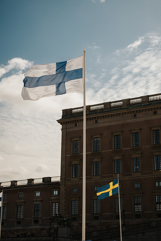 Svenska och finska flaggor vid Kungl. Slottet.