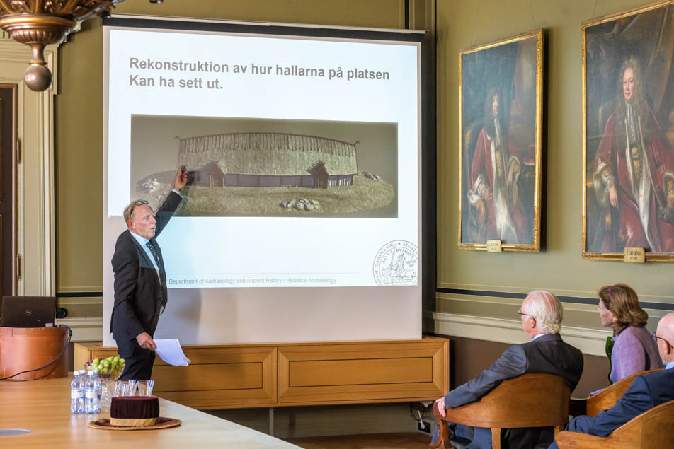 Kungaparet fick en presentation om Uppåkra på Lunds universitet.