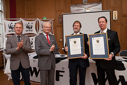 Håkan Wirtén, generalsekreterare WWF, Kungen och Årets Pandabokspristagare: Ola Jennersten och Tom Svensson. 