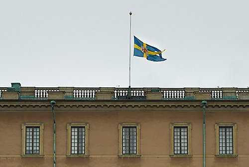 Kungliga slottets flagga hissad på halv stång i samband med begravningsgudstjänsten. 