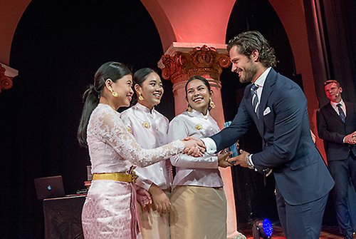 Sureeporn Triphetprapa, Thidarat Phianchat och Kanjana Komkla från Thailand tar emot Stockholm Junior Water Prize 2016 av Prins Carl Philip.