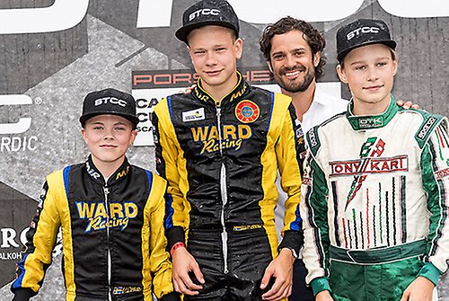 Prinsen tillsammans med vinnarna i Prins Carl Philips Racing Pokal i klassen KF Junior: Gabriel Nord (2:a), Alfred Nilsson (1:a) och Daniel Andersson (3:a).