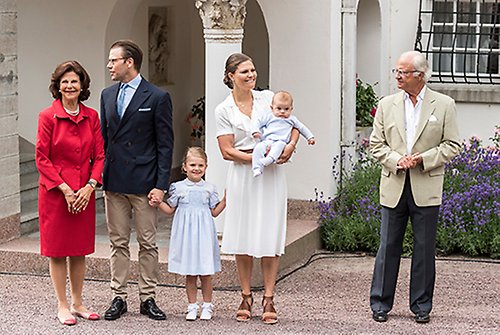 Kronprinsessan gratulerades av besökarna vid Sollidens slott och Kungen anförde traditionsenligt ett fyrfaldigt leve.