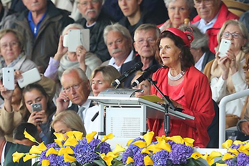 Drottningen talar vid invigningen av CHIO i Aachen. 