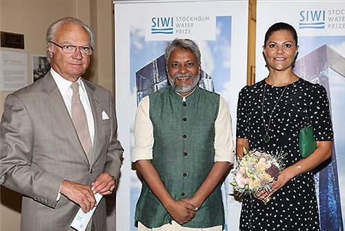 Kungen och Kronprinsessan tillsammans med Rajendra Singh, årets mottagare av det internationella vattenmiljöpriset Stockholm Water Prize.