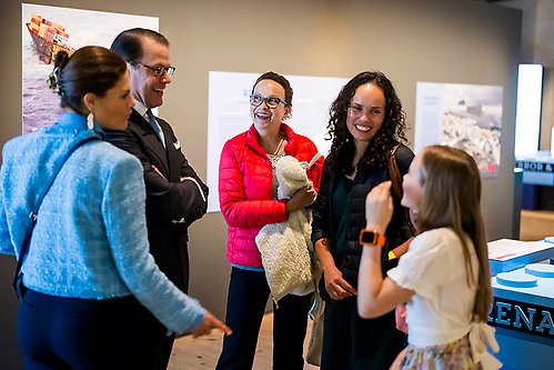 Kronprinsessparet i samtal med familjer som deltog i Kompis Sveriges besök på Vasamuseet. F