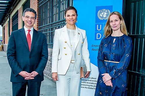 Kronprinsessan tillsammans med Pedro Conceição och Caroline Åberg från UNDP vid ankomsten till Fotografiska. 