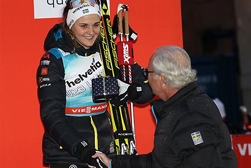 Kungen gratulerar Stina Nilsson som kom på tredje plats i Slottssprinten.