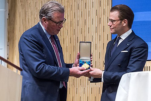 IVA:s preses Leif Johansson överlämnar utmärkelsetecknet till Prins Daniel.