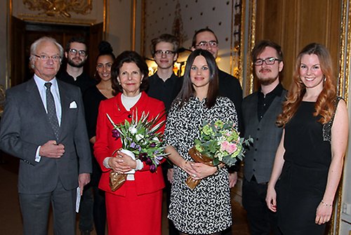 Kungaparet och Prinsessan Sofia tillsammans med bandet Nonsens från Kungliga Musikhögskolan.