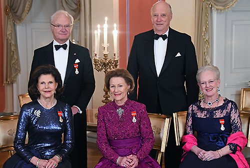 Söndagen den 17 januari är det 25 år sedan Kung Harald och Drottning Sonja blev Norges Kungapar. Kungaparet och Danmarks Drottning Margrethe deltog i firandet.