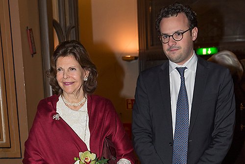 Drottningen och Aron Verständig ordförande Judiska församlingen, vid ankomsten till Stora synagogan i Stockholm. 