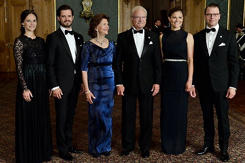 Prinsessan Sofia, Prins Carl Philip, Drottningen, Kungen, Kronprinsessan och Prins Daniel vid Sverigemiddagen. 