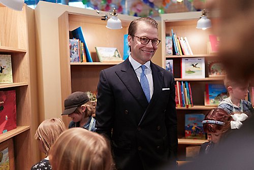Prins Daniel tillsammans med barn i utställningen "Frech, wild & wunderbar - schwedische Kinderbuchwelten" på Nordiska ambassaderna i Berlin.