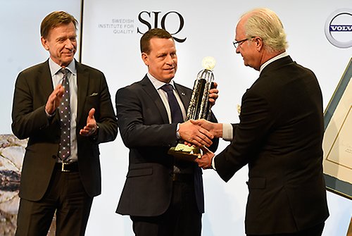 Michael Gustavsson, platschef Torslandafabriken, tar emot utmärkelsen av Kungen. Till vänster i bild Håkan Samuelsson, direktör för Volvo Car Group.