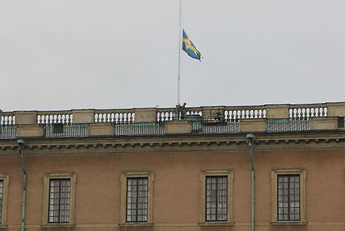 Flagga på halv stång på Kungliga slottet.