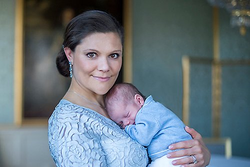 Kronprinsessan och den nyfödde Prins Oscar
