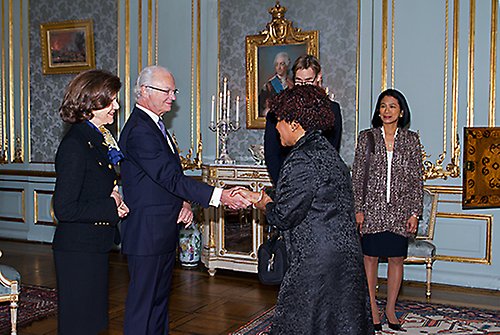 Kungaparet och Sydafrikas ambassadör Faith Doreen Radebe.