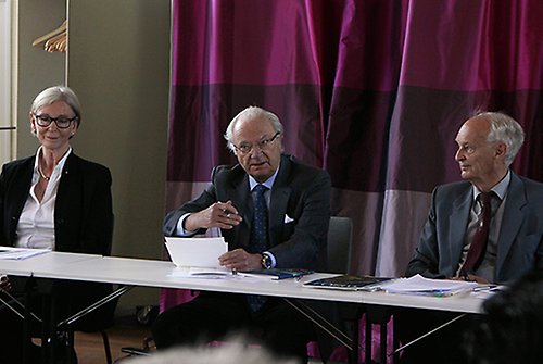 Kungen tillsammans med Elisabeth Kessler och Anders Karlqvist, alla tre har varit med sedan starten 1992. Elisabeth Kessler och Anders Karlqvist är ansvariga för Royal Colloquium. 