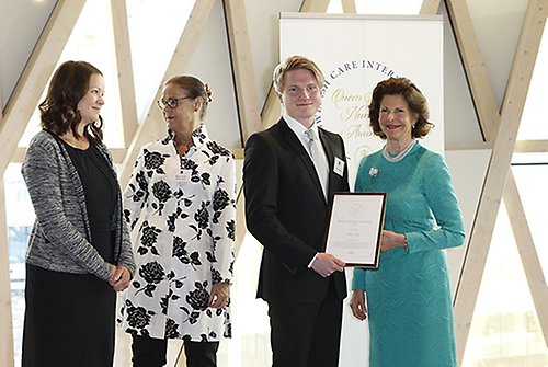 Stipendiat Pernilla Rönntoft, Swedish Care Internationals vd Karin Lind-Mörnesten, stipendiat Elias Kallio och Drottningen vid utdelningen av Queen Silvia Nursing Award.