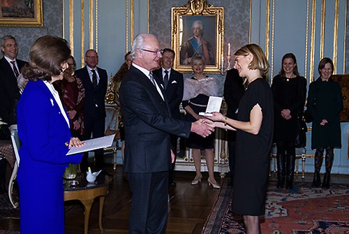 Kungen delar ut Prins Eugenmedaljen till Pye Aurell Ehrström från Marge Arkitekter AB. 