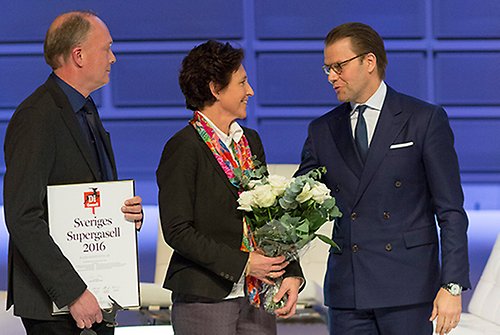 Radix Kompetens vd Martin Sjöström och styrelseordförande Agneta Franksson tillsamman med Prinsen. 