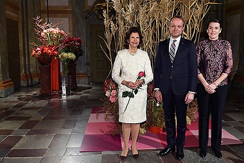 Drottningen, hovflorist Claes Carlsson och Drottningholms slottsträdgårdsmästare Paulina Landin vid invigningen av blomsterutställningen "Barock Blomsterjul" på Drottningholms slott.