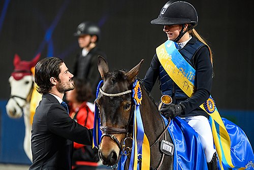 Prinsen gratulerar Mathilda Bohlin och ponnyn Dilba. 