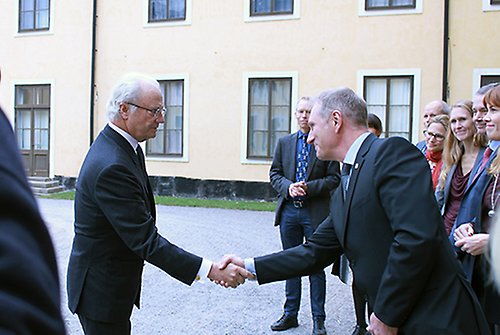 Kungen välkomnas av WWFs generalsekreterare Håkan Wirtén vid Ulriksdals slott. 