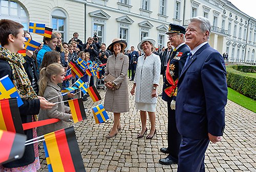 Kungaparet möter tyska och svenska skolbarn utanför Schloss Bellevue. 