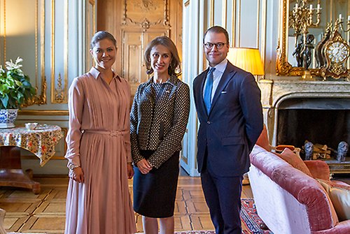 Kronprinsessparet tillsammans med USA:s ambassadör Azita Raji i Prinsessan Sibyllas våning, Kungl. Slottet.