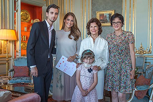 Prinsessan Madeleine och Drottningen tillsammans med Enna, hennes bror Omar och mamma Amira. 