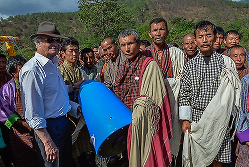 Vid besöket i byn Bjara Village överlämnade Kungaparet en vattenpump till byborna.