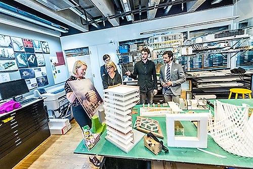 Ulla Bergström, Monica Von Schmalensee, Oskar Norelius och Dan Engberg visar Prinsen den del av kontoret där de bland annat tar fram modeller av byggnader. 