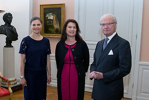 Kungen och Kronprinsessan tillsammans med EU- och handelsminister Ann Linde vid mötet på Kungl. Slottet. 