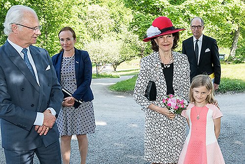 Kungaparet välkomnas till Waldemarsudde av Eira, Karin Sidén, överintendent och museichef, samt Konstnärernas vänners ordförande Carl-Gustaf Petersén.