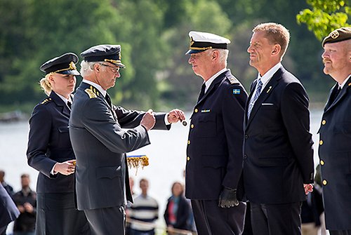Kungen medaljerar veteranen Olle Wärnick.