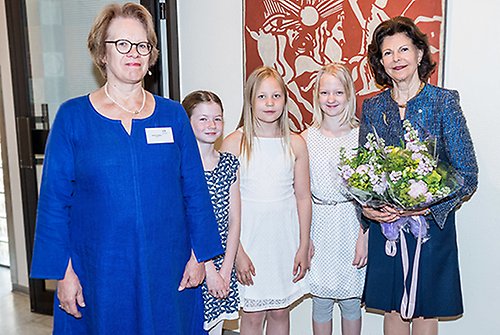 Drottningen tillsammans med Cecilia Kjellgren, ordförande NFBO, samt Siri, Hilda, Emma från Kulturama.