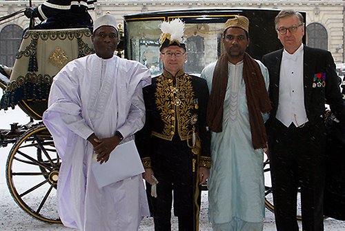 Nigers ambassadör Amadou Tcheko anländer till Kungl. Slottet tillsammans med UD:s introduktör Bertil Roth, Ousmane Ali Boukar och Johan Stenberg.