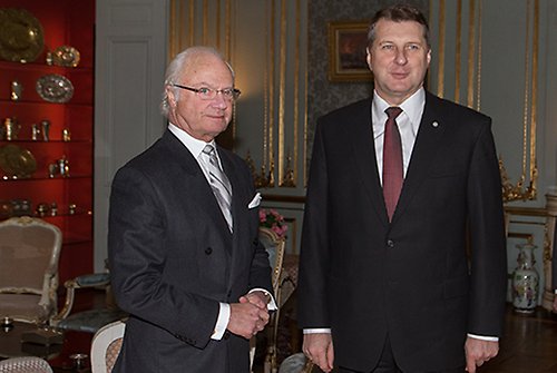 Kungen och Lettlands president Raimonds Vējonis vid mötet i Prinsessan Sibyllas våning.