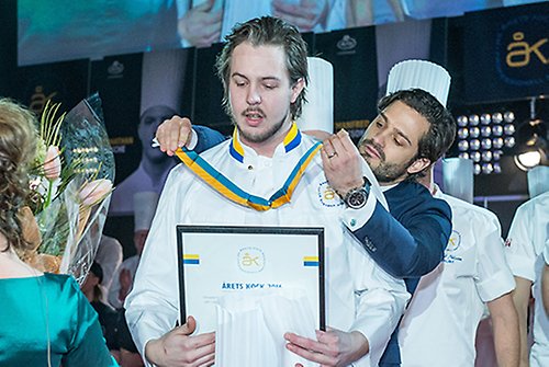 Prinsen delar ut Gastronomiska Akademiens medalj i guld till Årets Kock 2016: Jimmi Eriksson. 