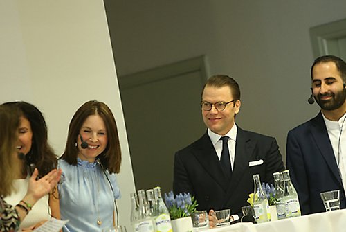 Prins Daniel tillsammans med inspiratörerna Nami Zarringhalam, Lina Gebäck och Gunilla von Platen på Värnhemsskolan i Malmö.