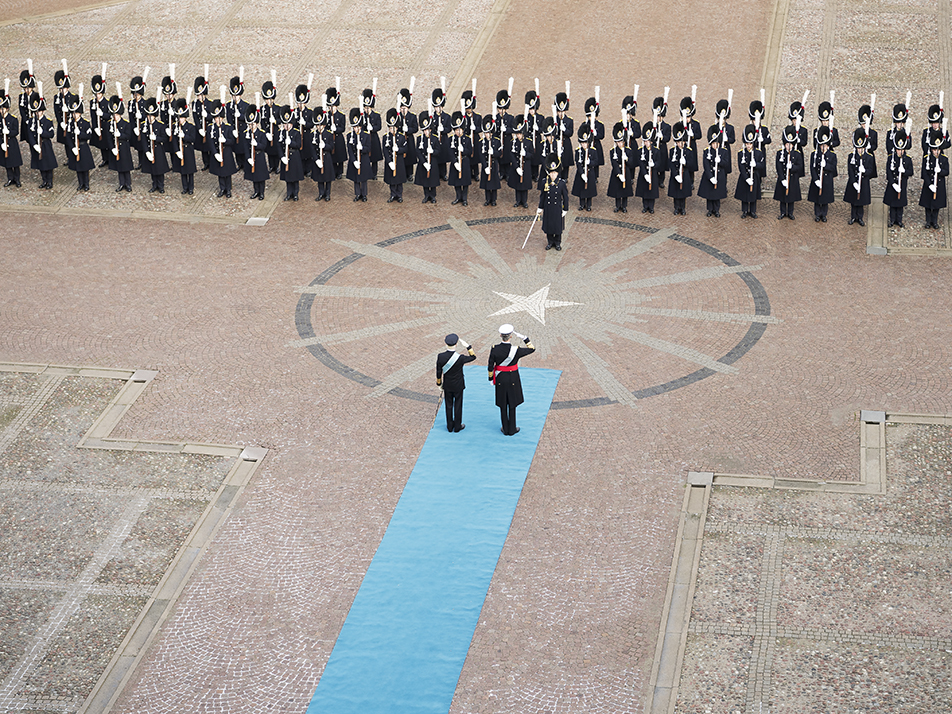 De båda kungarna inspekterar grenadjärsvakten under ceremonin på Kungliga slottet. 