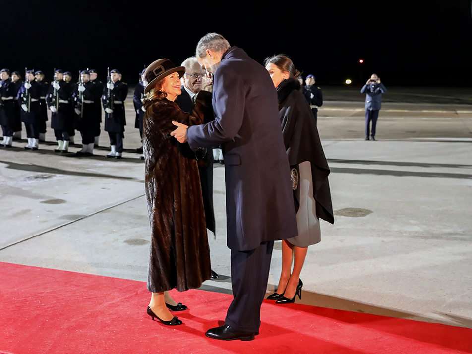 The King and Queen wish their guests King Felipe VI and Queen Letizia of Spain farewell. 