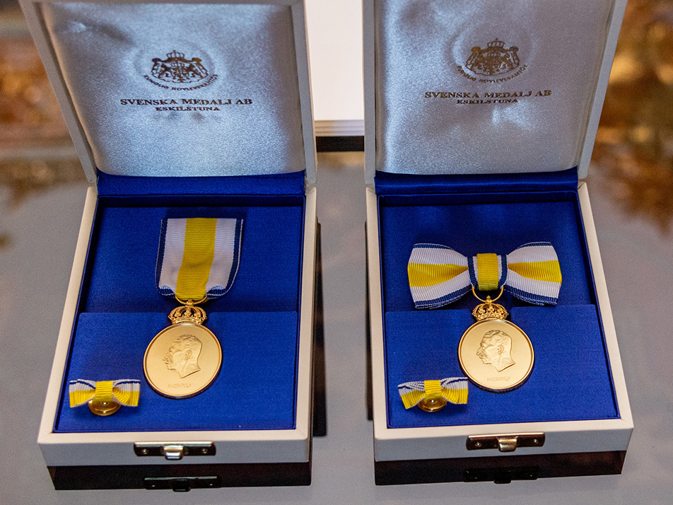 Prins Eugen-medaljen, till höger i utförande för damer.