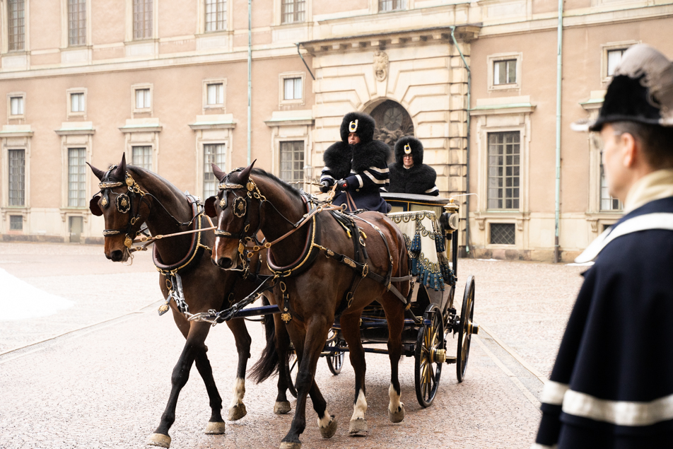 Ambassadörerna anländer med häst och vagn till Kungl. Slottet.