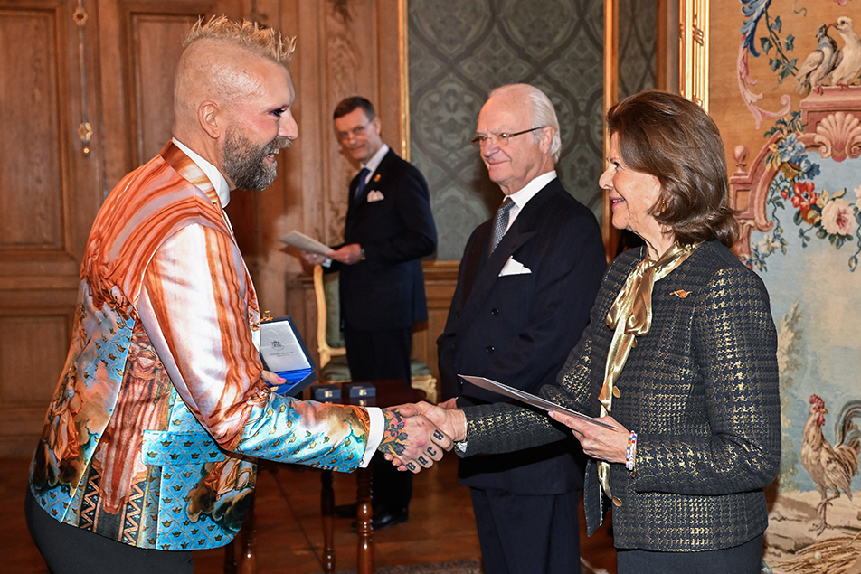 Operasångaren Rickard Söderberg tar emot sitt diplom ur Drottningens hand.