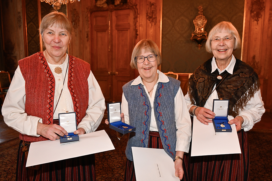 Systrarna Märta, Karin och Linnea Nylund fick ta emot medalj för sina insatser för att främja minoritetsspråket meänkieli.