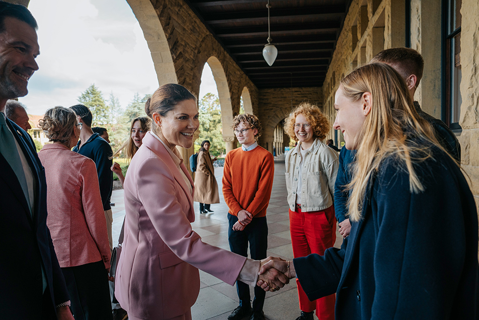 Kronprinsessan hälsar på svenska studenter vid ankomsten till Stanford-universitetet.