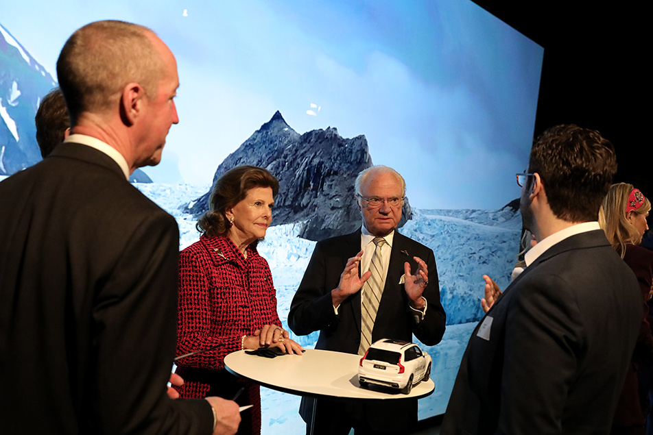 The King and Queen speak with employees at Lindholmen Science Park. 